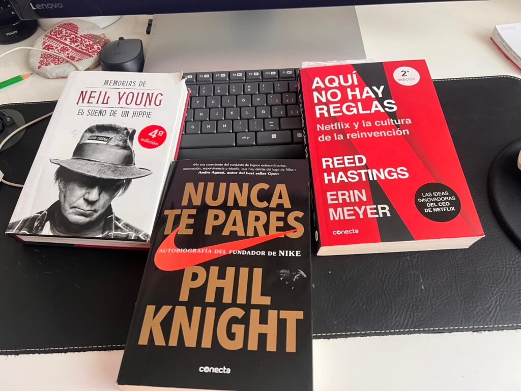 3 libros de Laura Vaquero: Memorias de Neil Young; No pares de Phil Knight y Aquí no ha reglas de Reed Hastings & Erin Meyer